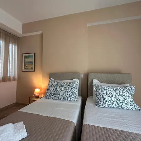 A&k Seafront 10m To Beach-private Access,tolo Lejlighed
