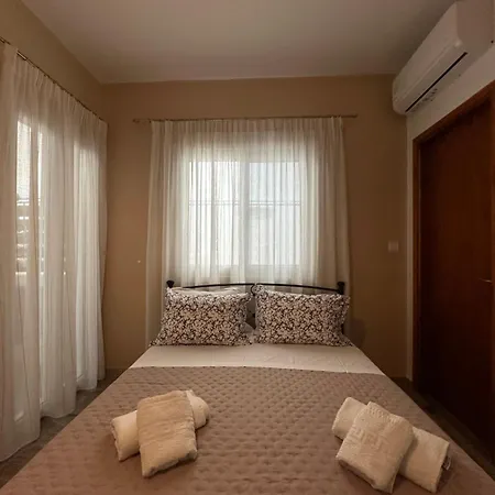 A&k Seafront 10m To Beach-private Access,tolo Apartament Tolón