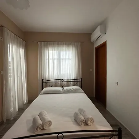 A&k Seafront 10m To Beach-private Access,tolo Apartament *